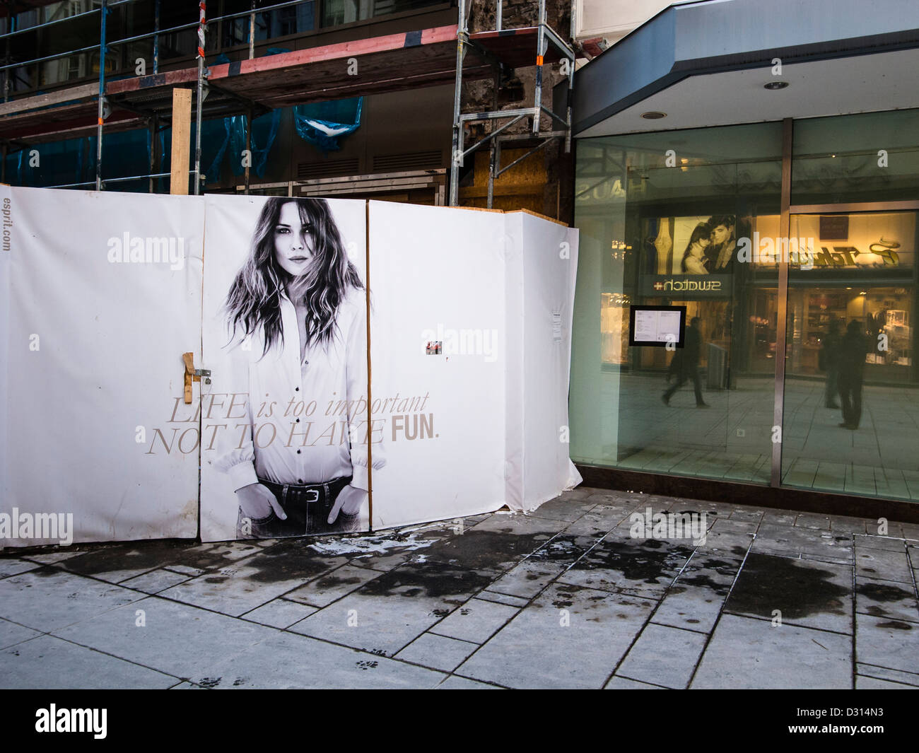 ein Werbeplakat in einer schmutzigen Straße im Cenral Vienna Stockfoto
