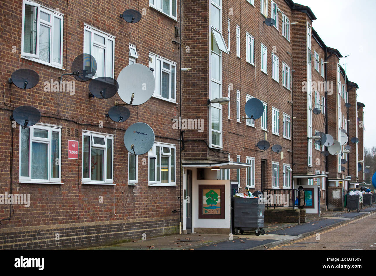 Satellitenschüsseln angebracht an der Außenwand des Wohnungen, Maple Avenue, Acton Vale, West London, England, UK Stockfoto