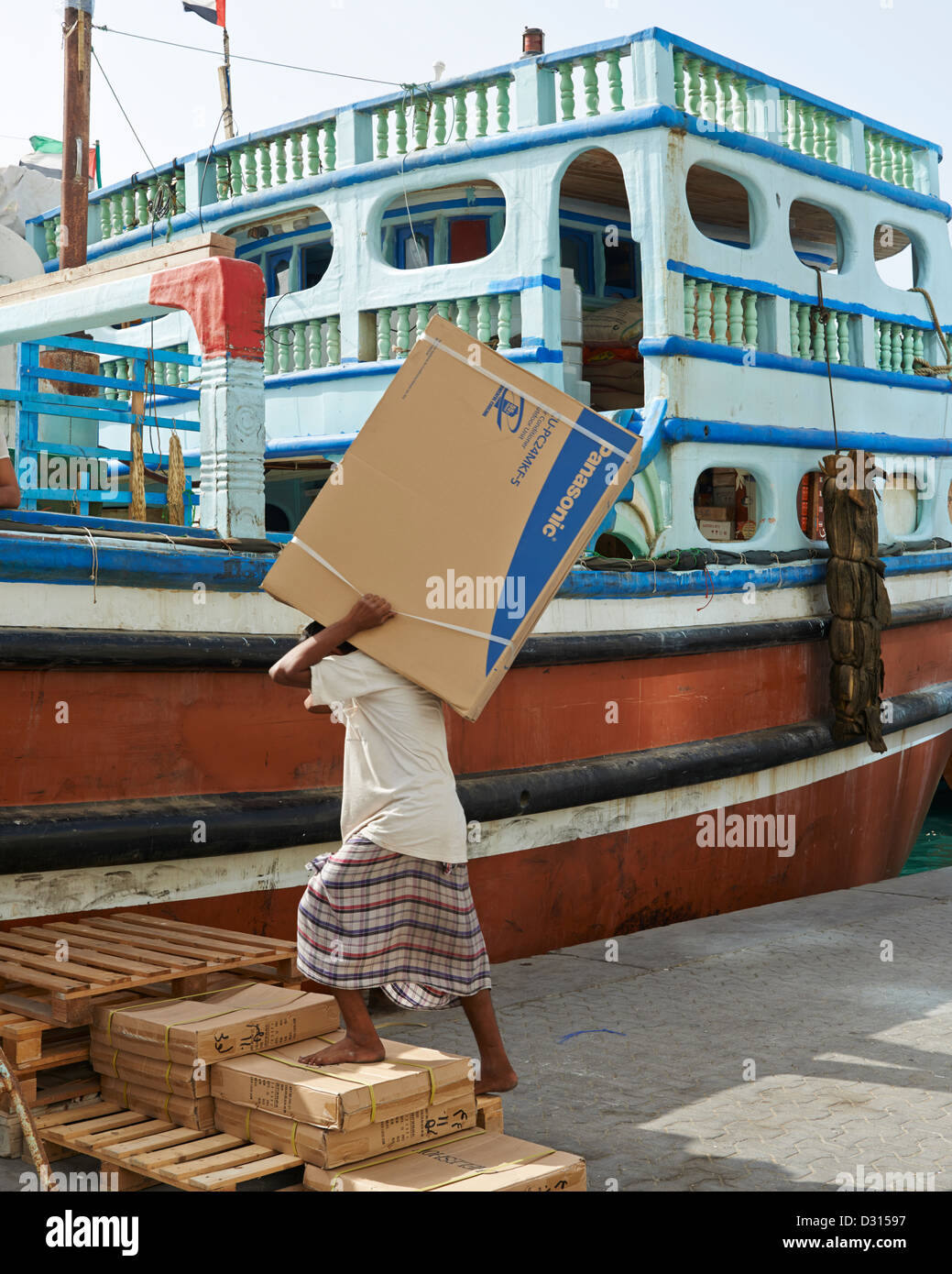 Arbeit Arbeitnehmer trägt schwere Kisten von LCD-Fernsehern an Bord eines Bootes kleine Fracht Stockfoto