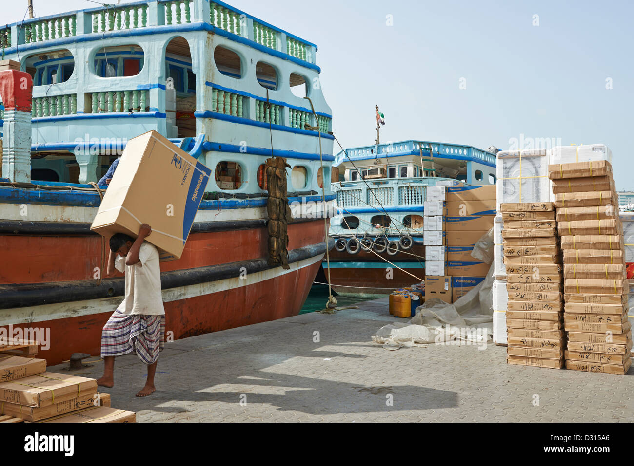 Arbeit Arbeitnehmer trägt schwere Kisten von LCD-Fernsehern an Bord eines Bootes kleine Fracht Stockfoto