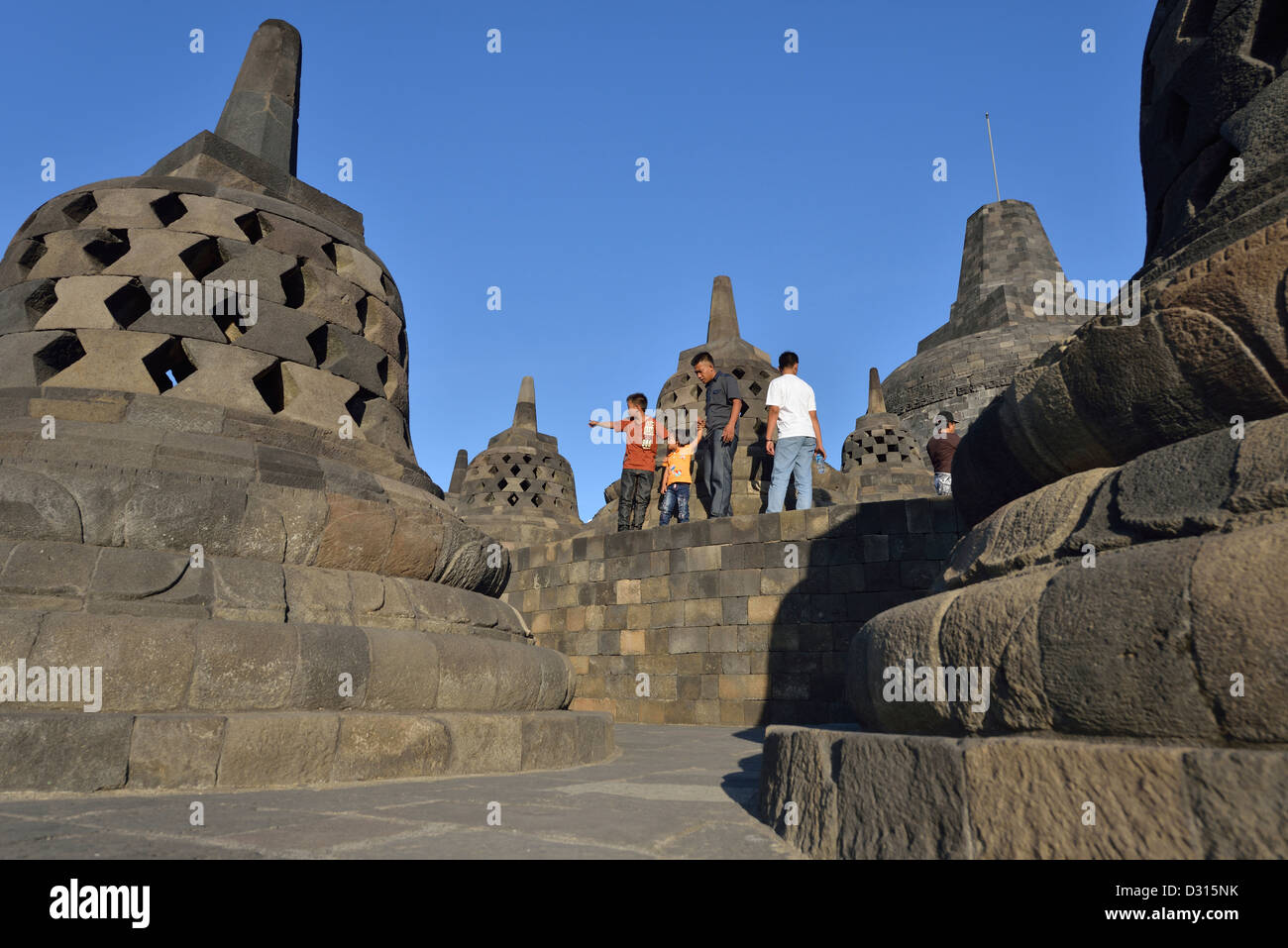 Touristen Wandern rund um den Stupa an der herrlichen Borobudur; Zentraljava, Indonesien. Stockfoto