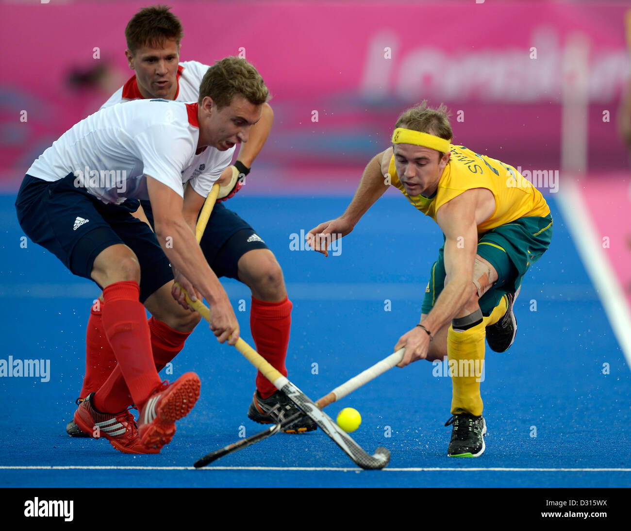 Australiens Matthew Swann (rechts) und Großbritanniens Harry Martin. Hockey GBR Vs AUS Stockfoto