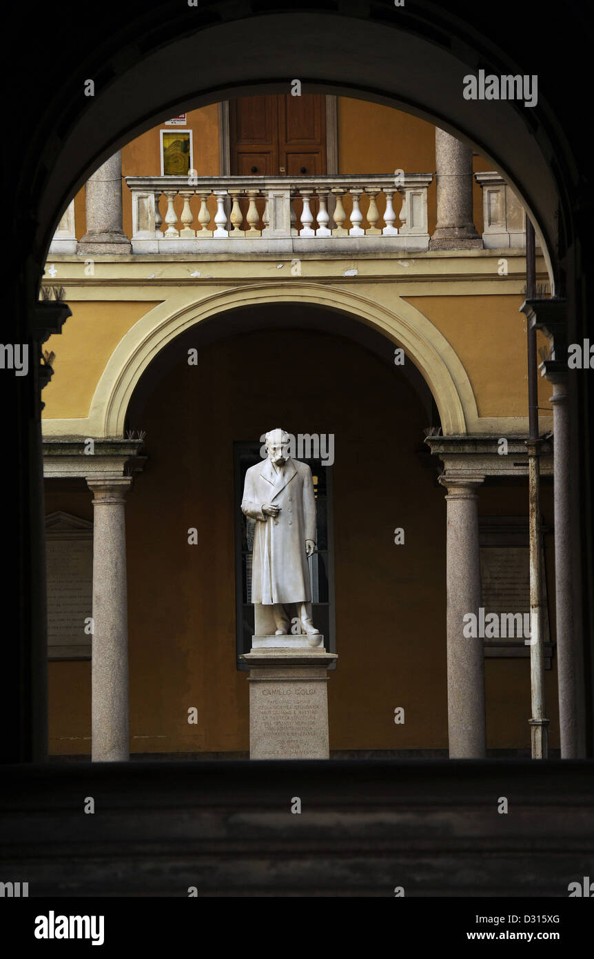 Italien. Pavia. Hof in Universität von Pavia. Statue von Camillo Golgi (1843-1926), italienischer Wissenschaftler. Stockfoto