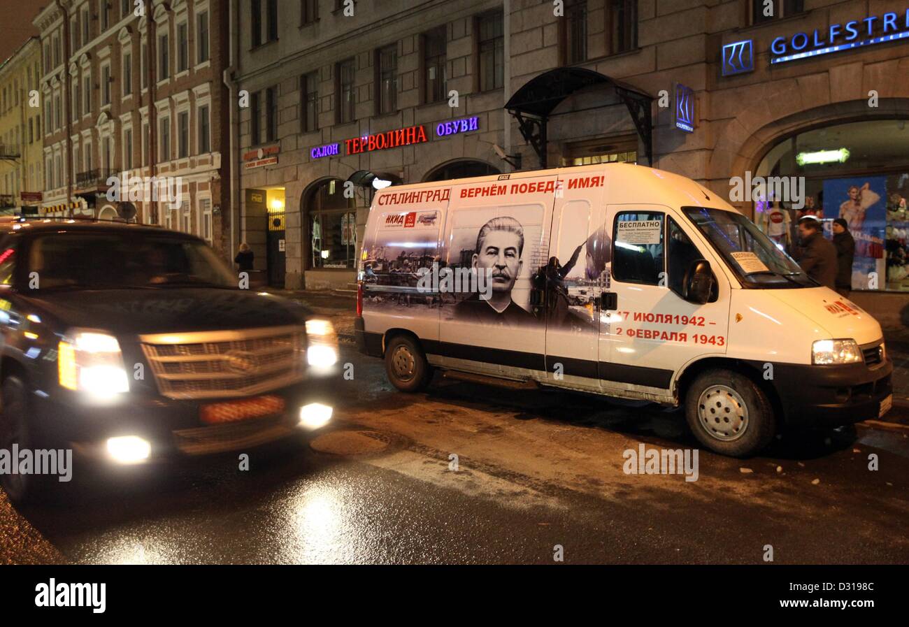 2. Februar 2013 - St. Petersburg, Russland - Februar 02,2013. Stalinbus erschien in den Straßen von St. Petersburg, Russland. Ein Kleinbus mit Stalin-Porträt auf es anlässlich des 70. Jahrestags der Stalingrader Schlacht Sieg über die Nazis sieht in St. Petersburg. (Kredit-Bild: © PhotoXpress/ZUMAPRESS.com) Stockfoto