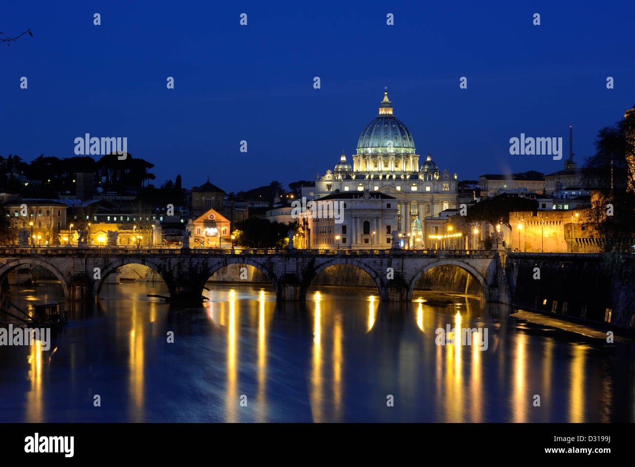 Italien, die Skyline von Rom, der Tiber, die Brücke Sant'Angelo und der Petersdom bei Nacht Stockfoto