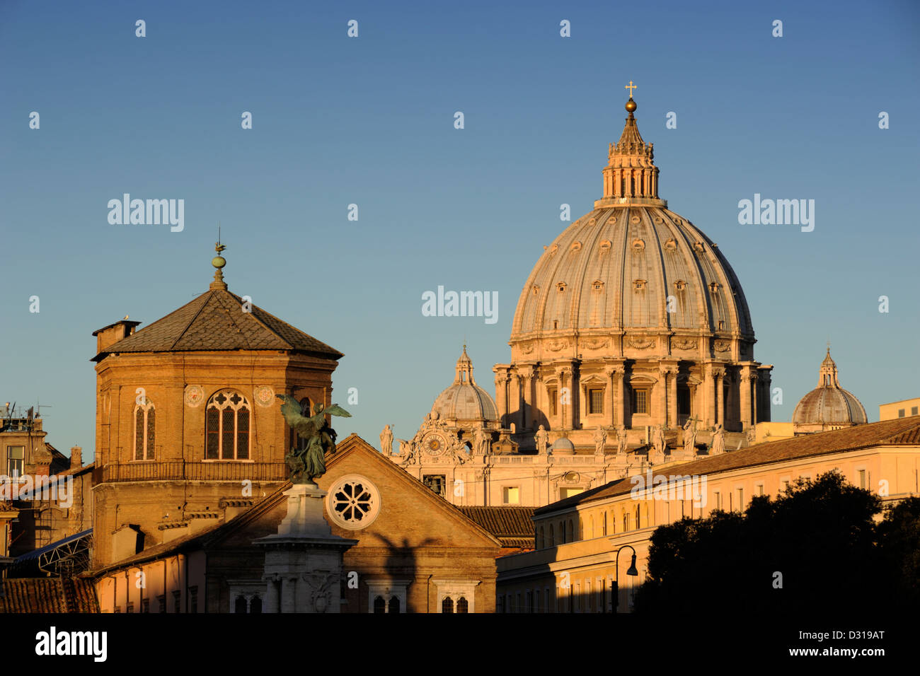 Italien, Rom, die Kuppeln von Santo Spirito in Sassia und der Petersdom bei Sonnenaufgang Stockfoto