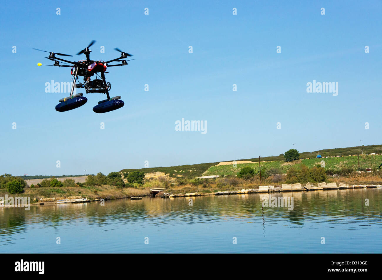 Drohne oder Unmanned Aerial Vehicle (UAV) verwendet für Fotografie / Filmen fliegen von Canal de Caronte, Martigues, Frankreich Stockfoto