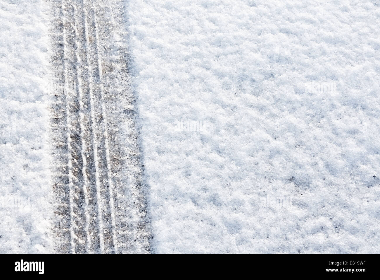 Reifenspuren in frischem Schnee eine große Kulisse für Rallyes oder vier Rad fahren Autos eingeprägt Stockfoto