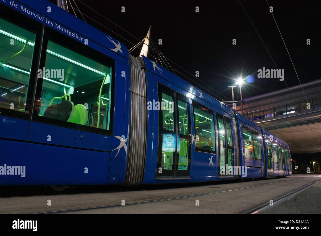 Straßenbahn am Kai, in der Nacht, Montpellier, Frankreich Stockfoto