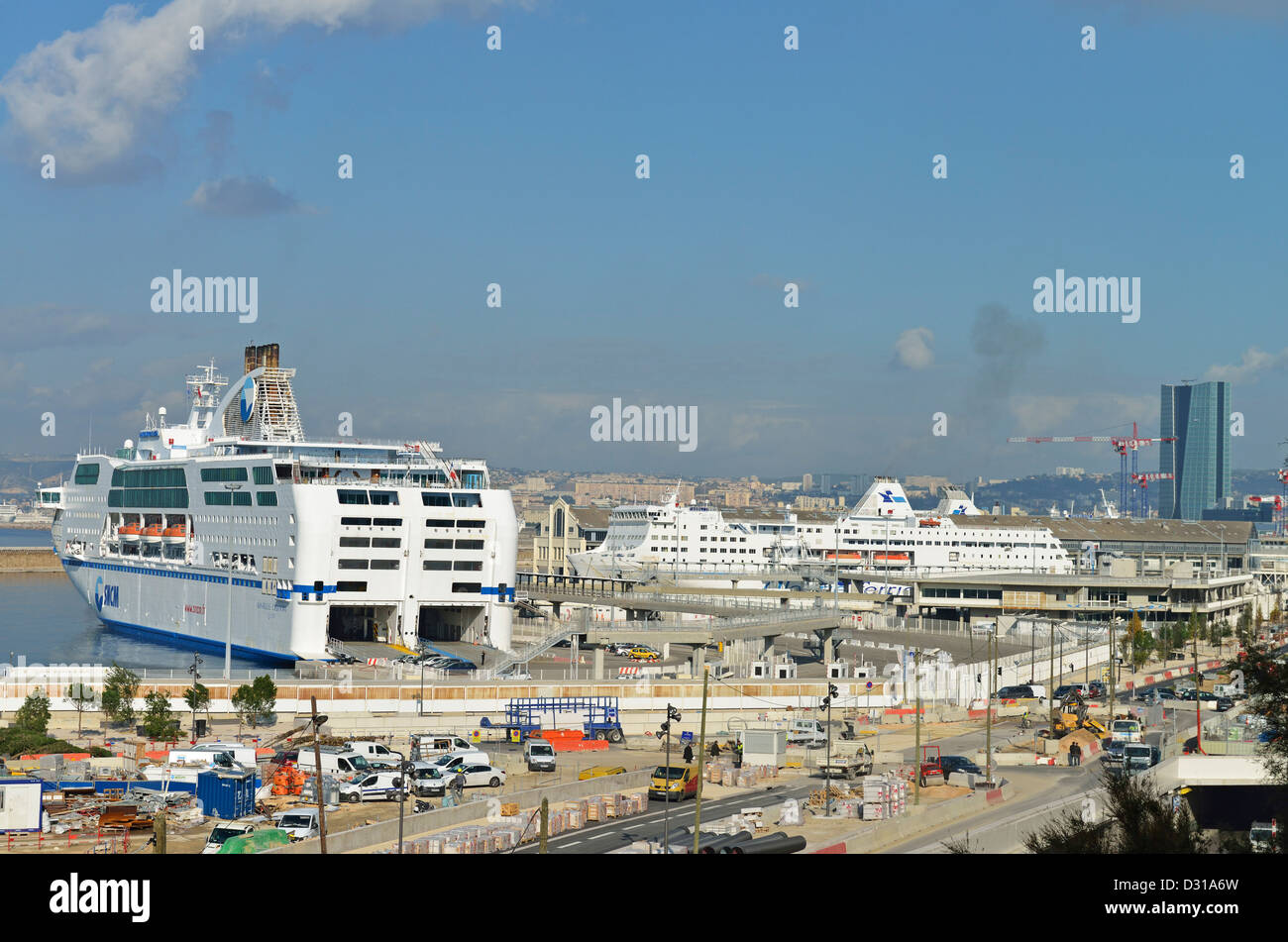 Fähren am Kai im Hafen von Marseille, mit der Tour Mediterranee auf der rechten Seite, Marseille, Frankreich Stockfoto