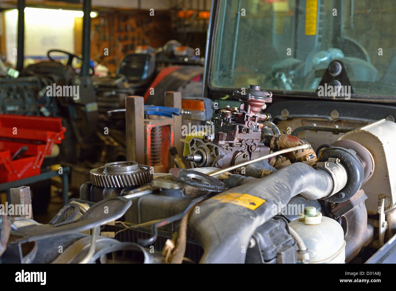 Traktor-Motor in der Garage zur Reparatur Stockfoto