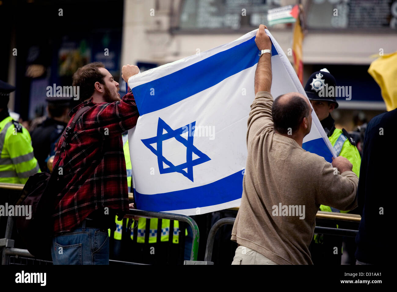 Pro-Israel-Demonstranten halten die israelische Flagge bei einer Anti-Israel protestieren. Stockfoto