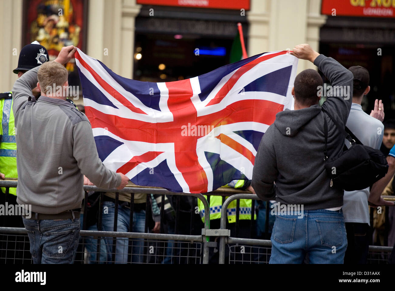 Pro-Israel-Demonstranten halten den Union Jack auf einer Anti-Israel-Demonstration. Stockfoto