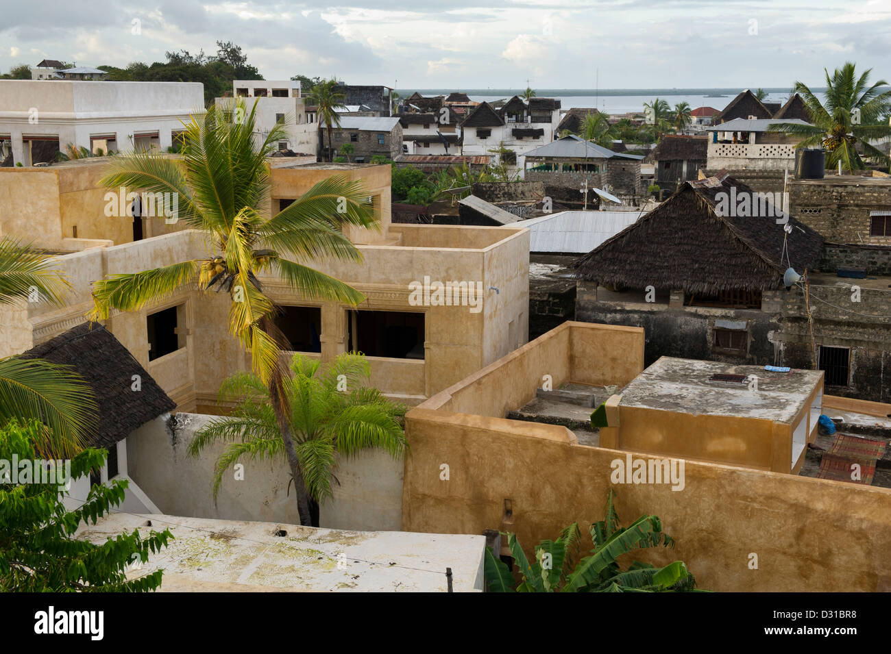 Blick von der Dachterrasse auf Lamu Stadt, Lamu-Archipel, Kenia Stockfoto
