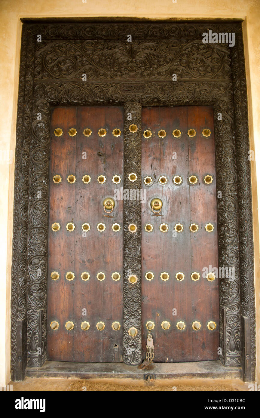 Alte Tür Zanzibar dekoriert, Lamu-Archipel, Lamu, Kenia Stockfoto