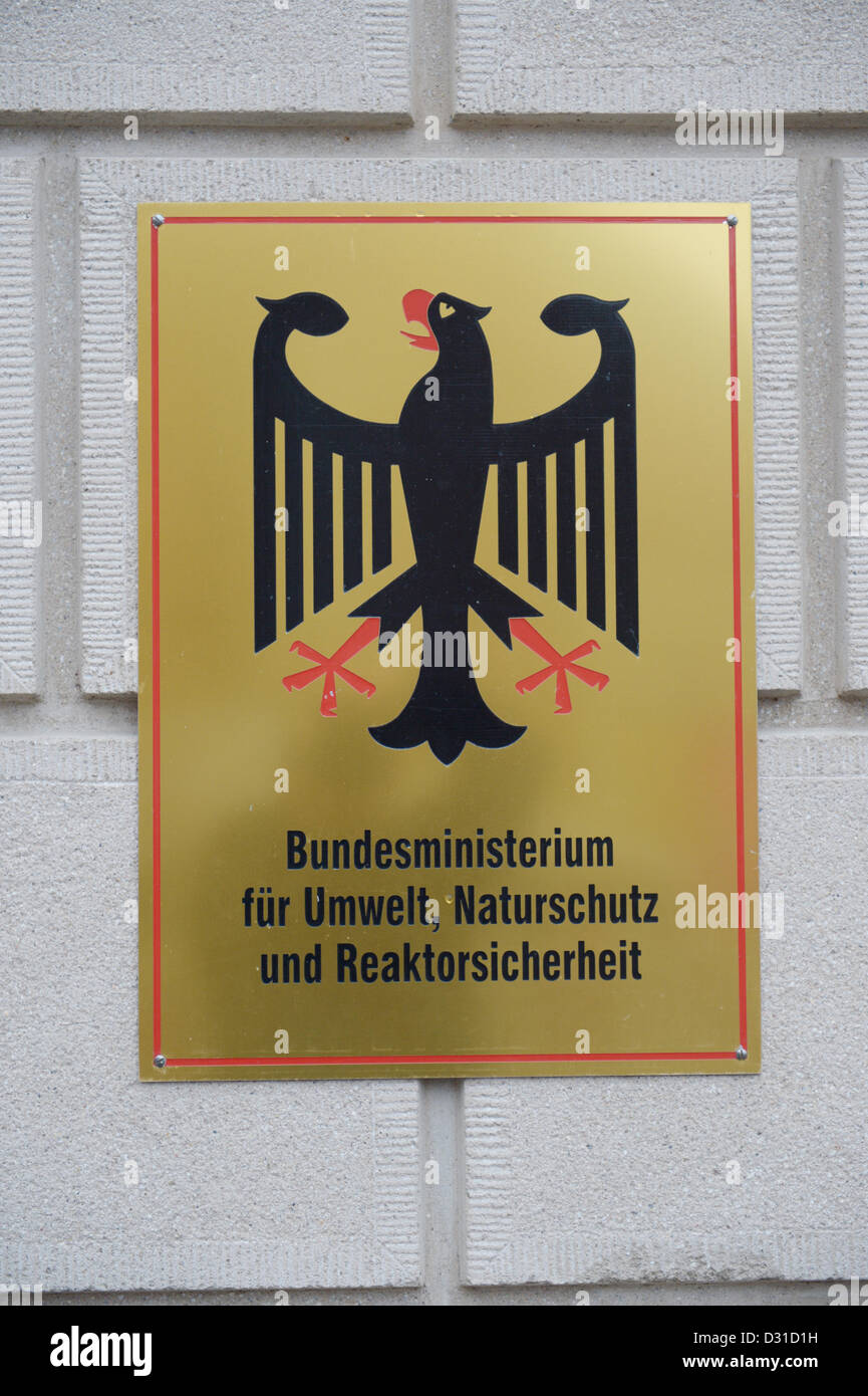 Das Zeichen zeigt das Gebäude des deutschen Bundesministeriums für Umwelt, Naturschutz und Reaktorsicherheit in Berlin, Deutschland, 4. Februar 2013. Foto: Rainer Jensen Stockfoto