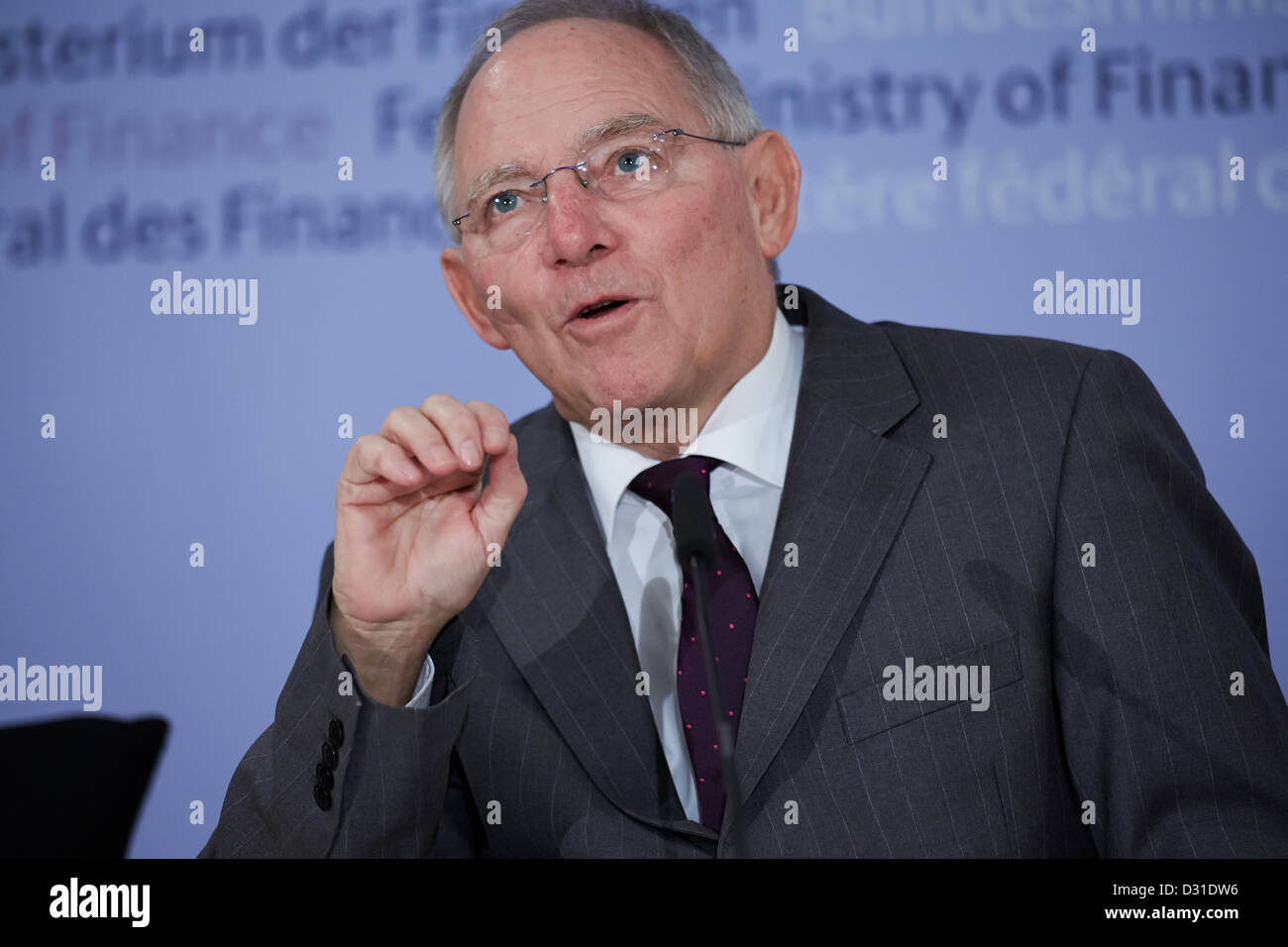 Berlin, Mittwoch, 6. Februar 2013. Deutschen FM Wolfgang Schäuble geben eine Pressekonferenz im BMF in Berlin. Die Themen des Treffens waren die neuen Rechtsrahmen für die Finanzmärkte, die neuesten gesetzlichen Richtlinien (Trennung-Banken-Gesetz). Stockfoto