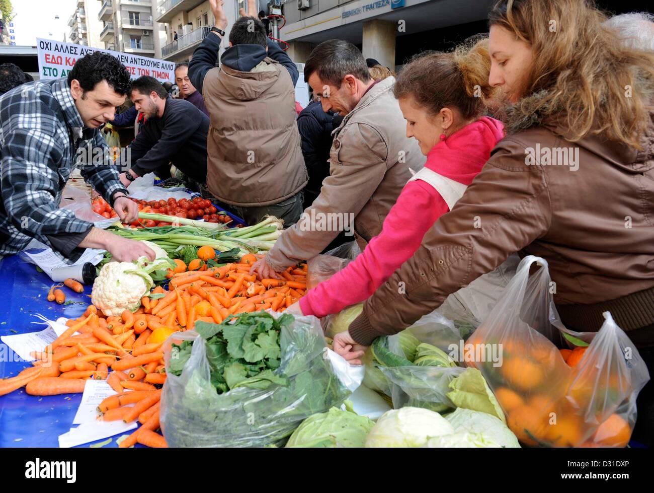 Athen, Griechenland. 6. Februar 2013. Bauern verteilt ca. 50 Tonnen Obst und Gemüse kostenlos vor der Ministeriums für landwirtschaftliche Entwicklung in Athen, Griechenland auf 06.02.2013. Dies war ein Protest gegen die gestiegenen Produktionskosten. Foto: Giorgos Nikolaidis Kunst des Fokus / Alamy Live News Stockfoto