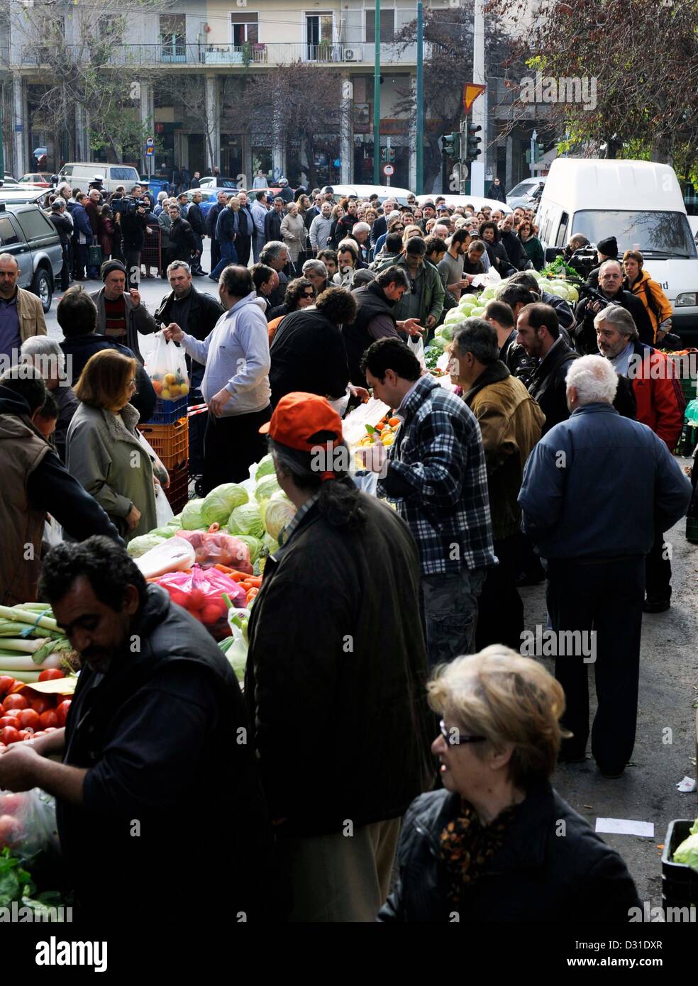 Athen, Griechenland. 6. Februar 2013. Bauern verteilt ca. 50 Tonnen Obst und Gemüse kostenlos vor der Ministeriums für landwirtschaftliche Entwicklung in Athen, Griechenland auf 06.02.2013. Dies war ein Protest gegen die gestiegenen Produktionskosten. Foto: Giorgos Nikolaidis Kunst des Fokus / Alamy Live News Stockfoto