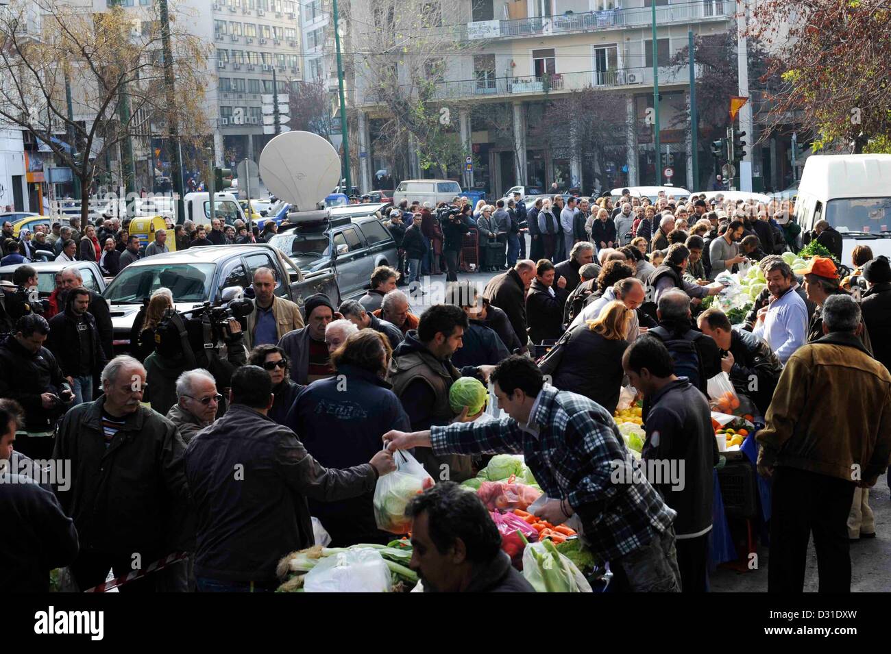 Athen, Griechenland. 6. Februar 2013. Bauern verteilt ca. 50 Tonnen Obst und Gemüse kostenlos vor der Ministeriums für landwirtschaftliche Entwicklung in Athen, Griechenland auf 06.02.2013. Dies war ein Protest gegen die gestiegenen Produktionskosten. Foto: Giorgos Nikolaidis Kunst des Fokus / Alamy Live News Stockfoto
