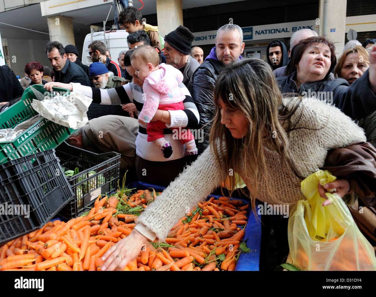 Athen, Griechenland. 6. Februar 2013. Bauern verteilt ca. 50 Tonnen Obst und Gemüse kostenlos vor der Ministeriums für landwirtschaftliche Entwicklung in Athen, Griechenland auf 06.02.2013. Dies war ein Protest gegen die gestiegenen Produktionskosten. Foto: Giorgos Nikolaidis Kunst des Fokus / Alamy Live News Stockfoto