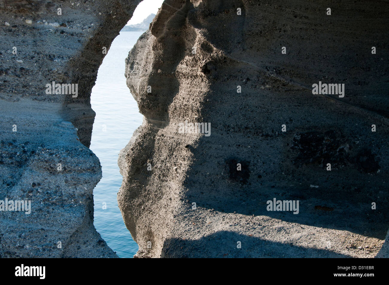 Eine Lücke in den Felsen, Milos, Griechenland Stockfoto