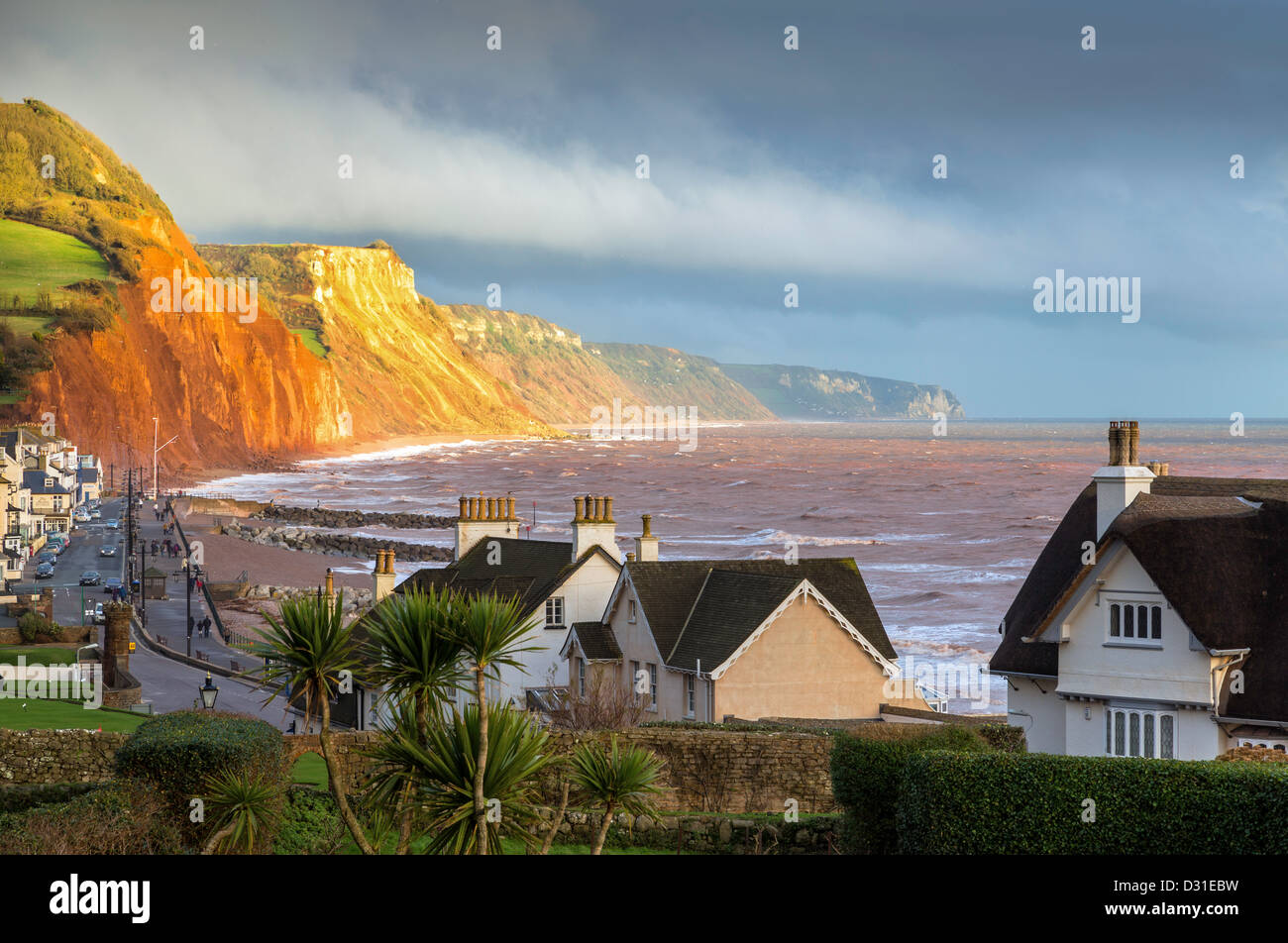 Ein Blick entlang der Oststrand von Sidmouth zeigt Sturm Beleuchtung auf den letzten Erdrutsch auf Salcombe Hill, Devon. Stockfoto