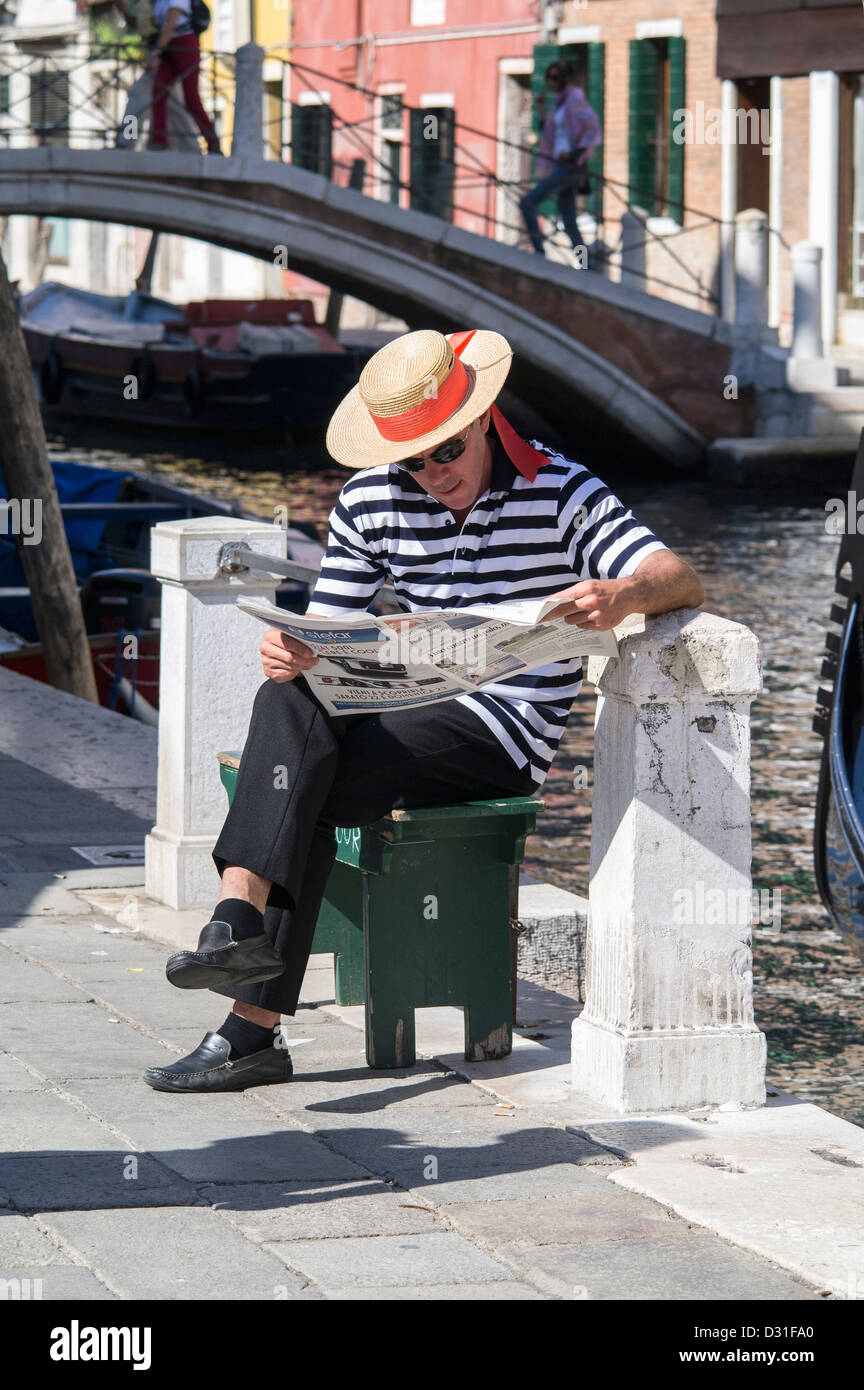 Ein Gondoliere in Venedig entspannen während des Wartens auf Miete Stockfoto