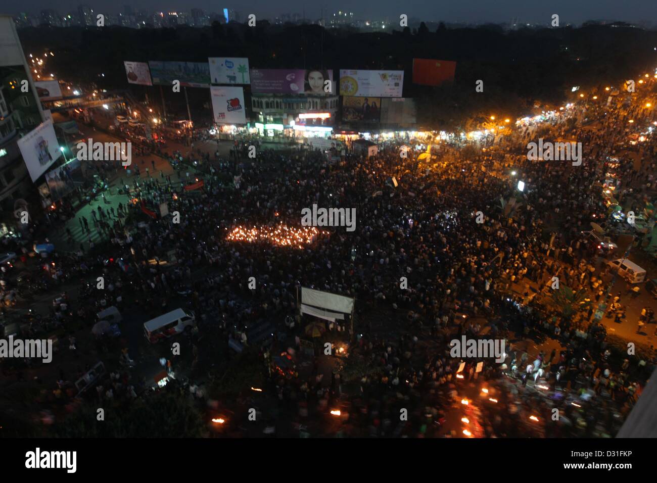 Dhaka, Bangladesch. 6. Februar 2013.  Tausende von Bangladesch Menschen und Blogger Online-Aktivisten Netzwerk halten Kerzen steigen Sie an der Hauptstädte Shahbag Kreuzung letzte Nacht auf Mittwoch, 6. Februar 2013. Sie fordern und die Vergabe von Lebensatz Quader Mollah Todesstrafe, die berüchtigten Kriegsverbrechen zu protestieren.  © Monirul Alam (Bild Kredit: Kredit: Monirul Alam/ZUMAPRESS.com/Alamy Live-Nachrichten) Stockfoto