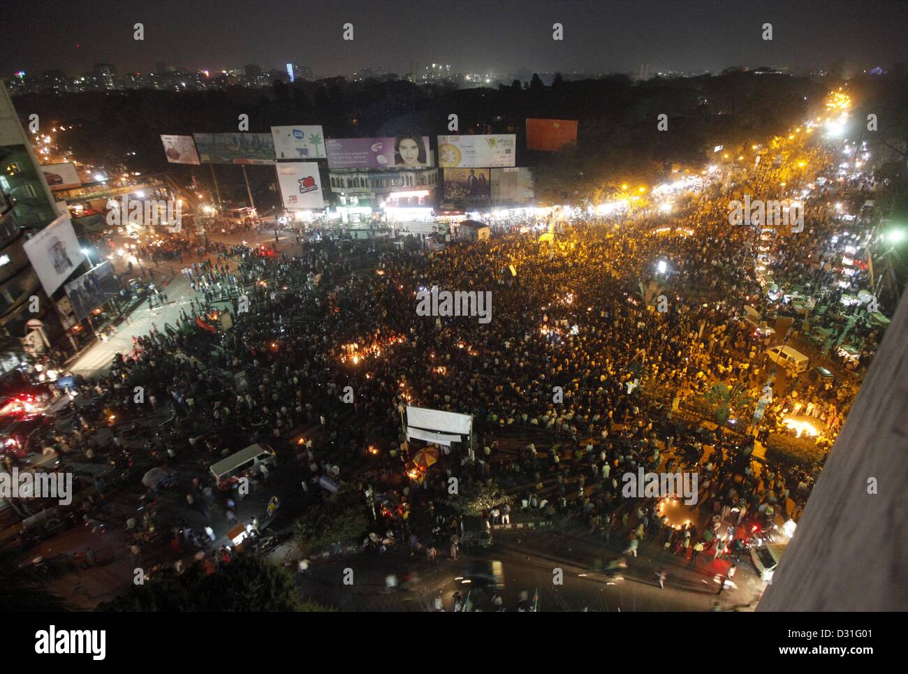 Dhaka, Bangladesch. 6. Februar 2013.  Tausende von Bangladesch Menschen und Blogger Online-Aktivisten Netzwerk halten Kerzen steigen Sie an der Hauptstädte Shahbag Kreuzung letzte Nacht auf Mittwoch, 6. Februar 2013. Sie fordern und die Vergabe von Lebensatz Quader Mollah Todesstrafe, die berüchtigten Kriegsverbrechen zu protestieren.  © Monirul Alam (Bild Kredit: Kredit: Monirul Alam/ZUMAPRESS.com/Alamy Live-Nachrichten) Stockfoto