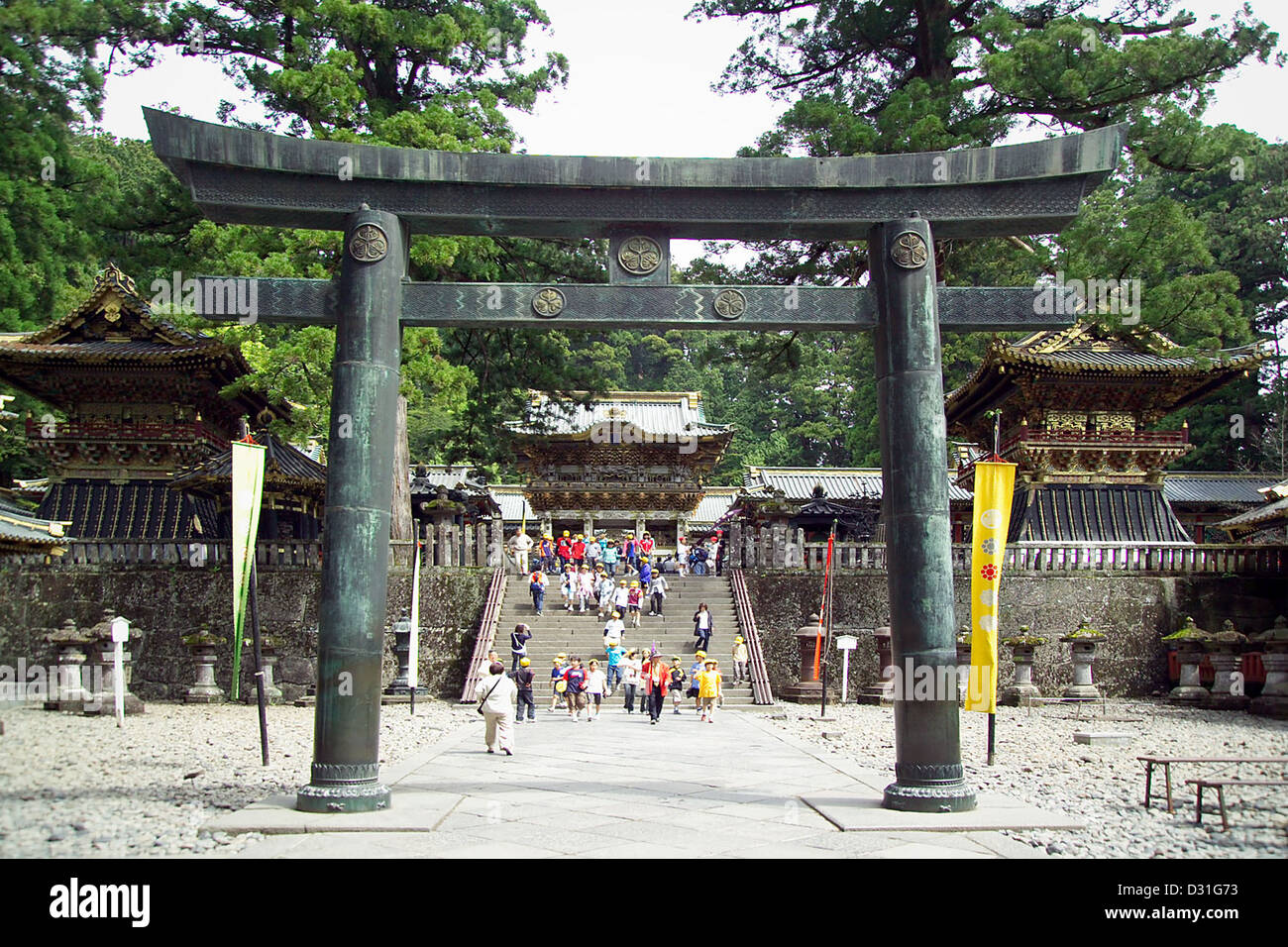 Diese Bronze Torii 唐銅鳥居 steht in der Tōshōgū, Nikko, Präfektur Tochigi, Japan, ein UNESCO-Weltkulturerbe. Stockfoto