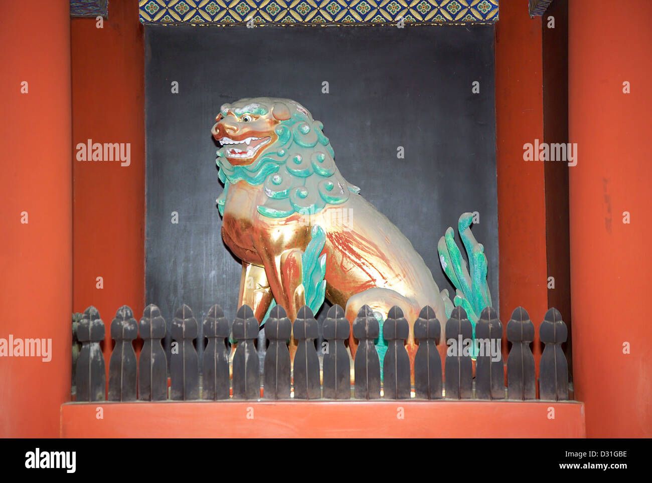 Die chinesische Löwen (Karajishi)-Statuen stehen in den Nischen linken und rechten von der Omotemon, das äußere Tor am Tōshōgū, Nikko, Tochi Stockfoto