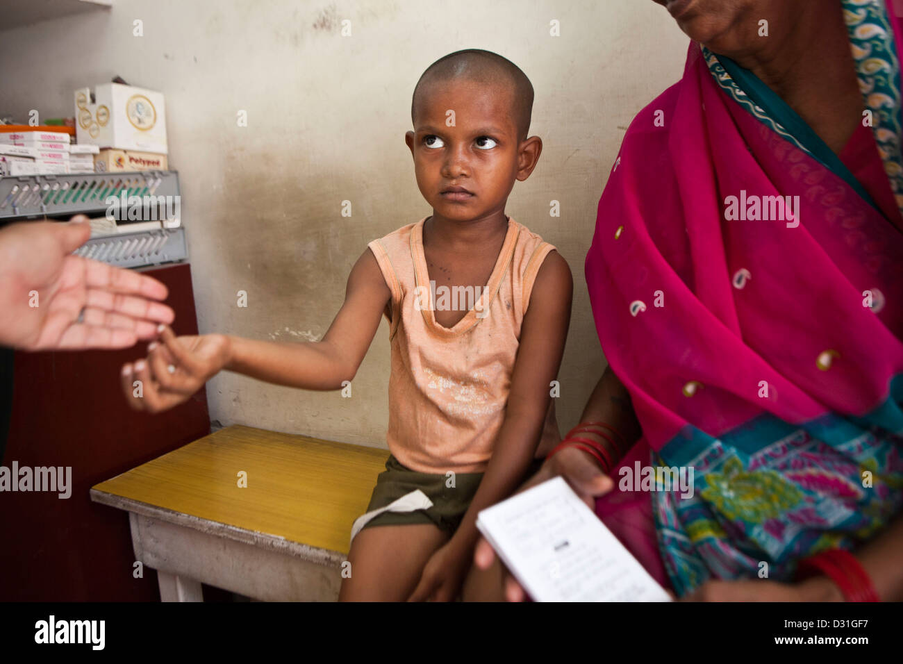 Indisches Kind erhält ihre täglichen Medikamente Tabletten für Tuberkulose (TB), die sind verzichtet wird. Delhi, Indien Stockfoto