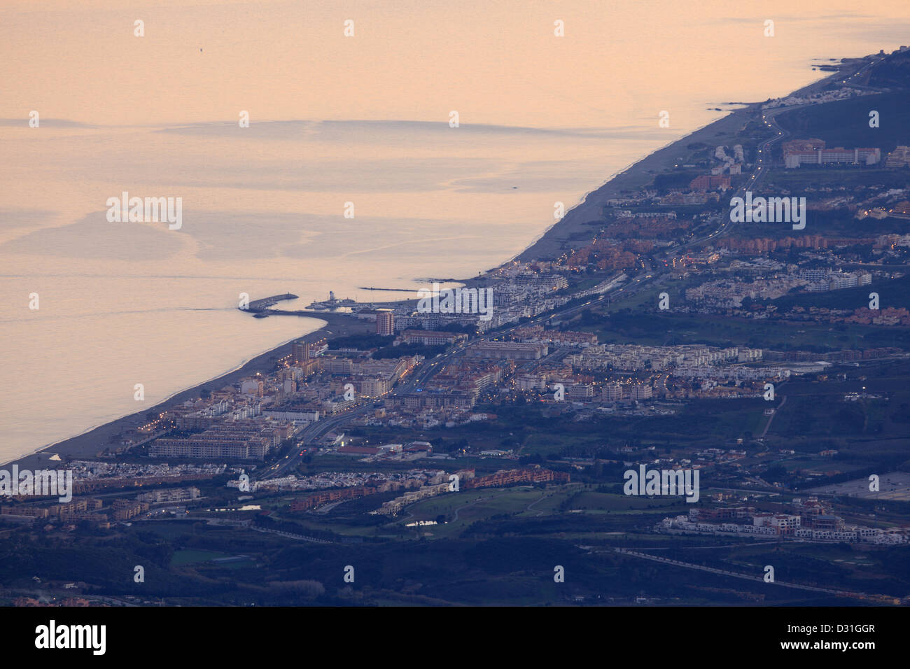 Luftaufnahme des San Luis de Sabinillas in der Abenddämmerung. Costa Del Sol, Andalusien, Spanien Stockfoto