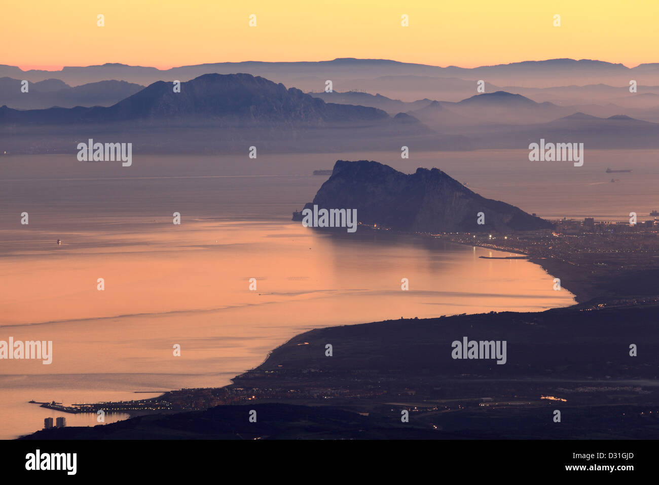 Der Felsen von Gibraltar und die afrikanische Küste bei Sonnenuntergang Stockfoto