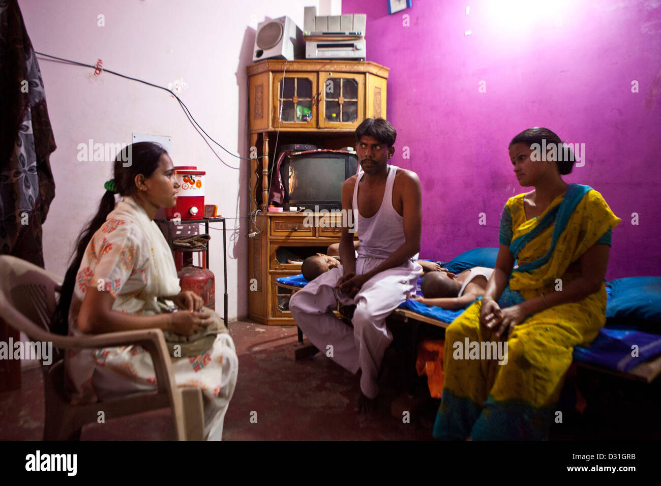 Ein Outreach-Arbeiter arbeitet für Operation Asha Kurklinik in Delhi, Indien. Patienten zu Hause besuchen. Stockfoto