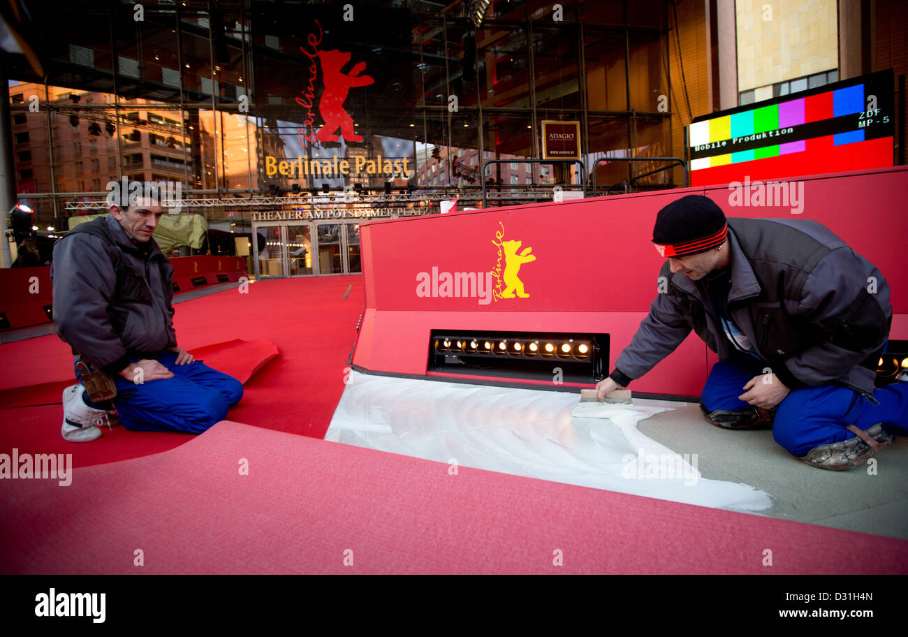 Arbeiter lag der rote Teppich vor dem Berlinale-Palast in Berlin, Deutschland, 6. Februar 2013. Die 63. Internationalen Filmfestspiele Berlin präsentieren mehr als 400 Filme vom 07. bis 17. Februar 2013. Foto: KAY NIETFELD Stockfoto