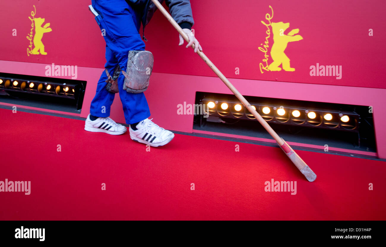 Arbeiter lag der rote Teppich vor dem Berlinale-Palast in Berlin, Deutschland, 6. Februar 2013. Die 63. Internationalen Filmfestspiele Berlin präsentieren mehr als 400 Filme vom 07. bis 17. Februar 2013. Foto: KAY NIETFELD Stockfoto