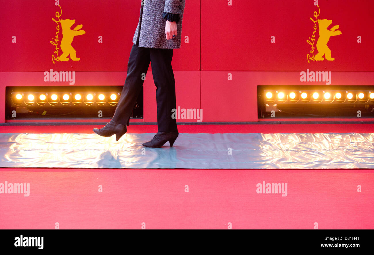 Ein Moderator führt über den roten Teppich vor dem Berlinale-Palast in Berlin, Deutschland, 6. Februar 2013. Die 63. Internationalen Filmfestspiele Berlin präsentieren mehr als 400 Filme vom 07. bis 17. Februar 2013. Foto: KAY NIETFELD Stockfoto
