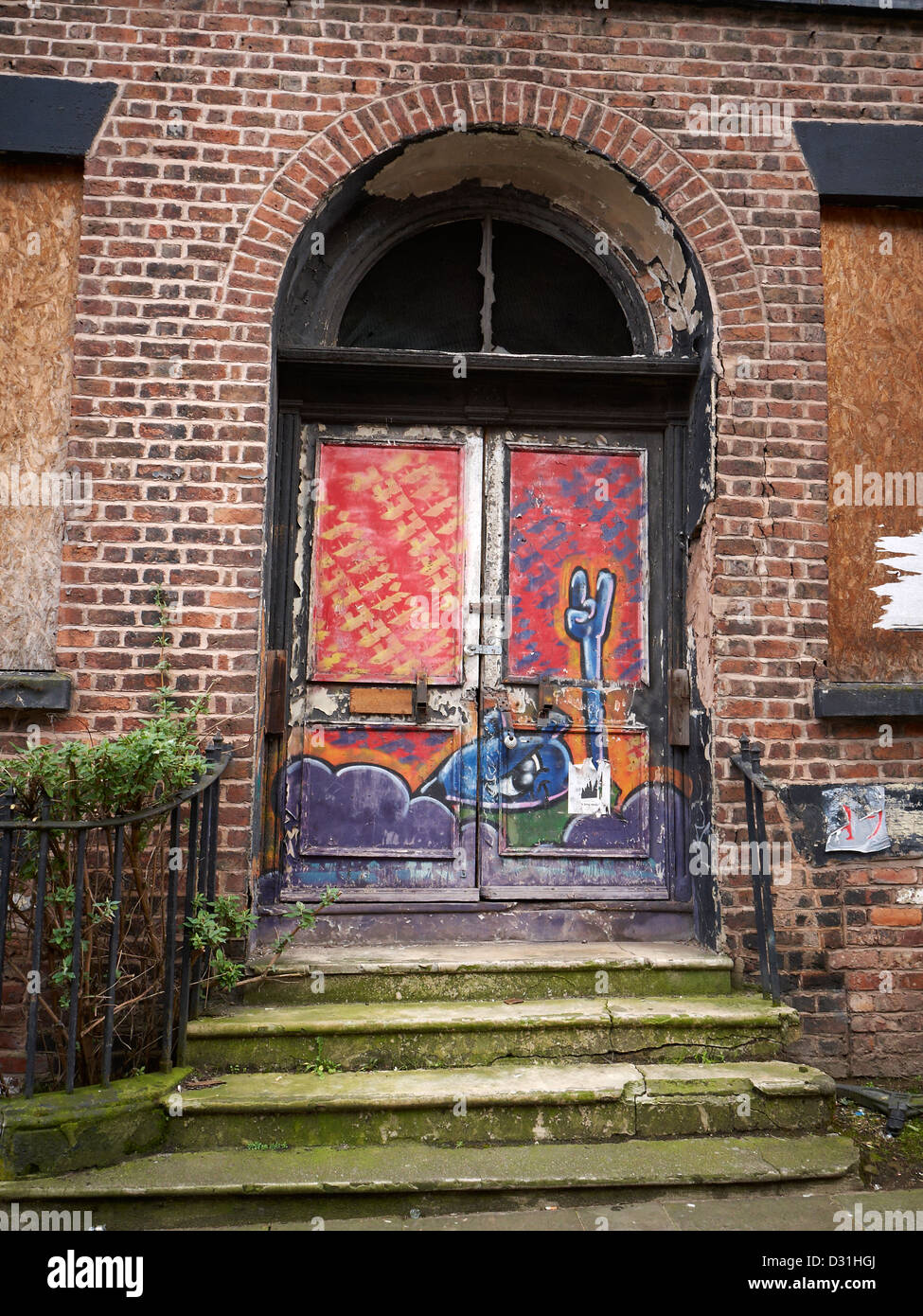 Graffiti an Tür in Liverpool UK Stockfoto