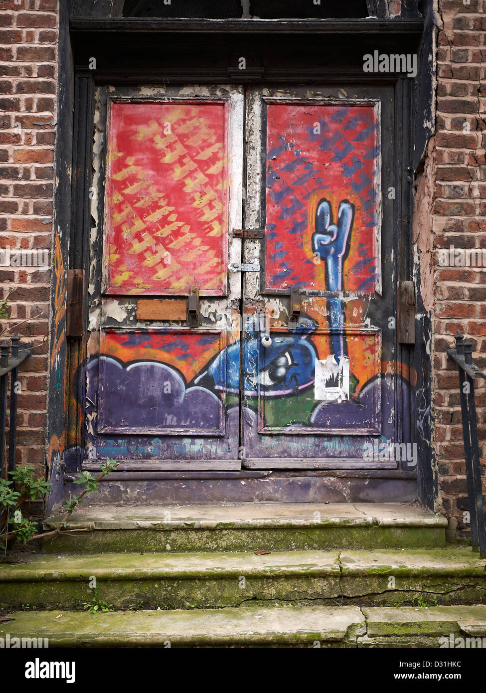 Graffiti an Tür in Liverpool UK Stockfoto