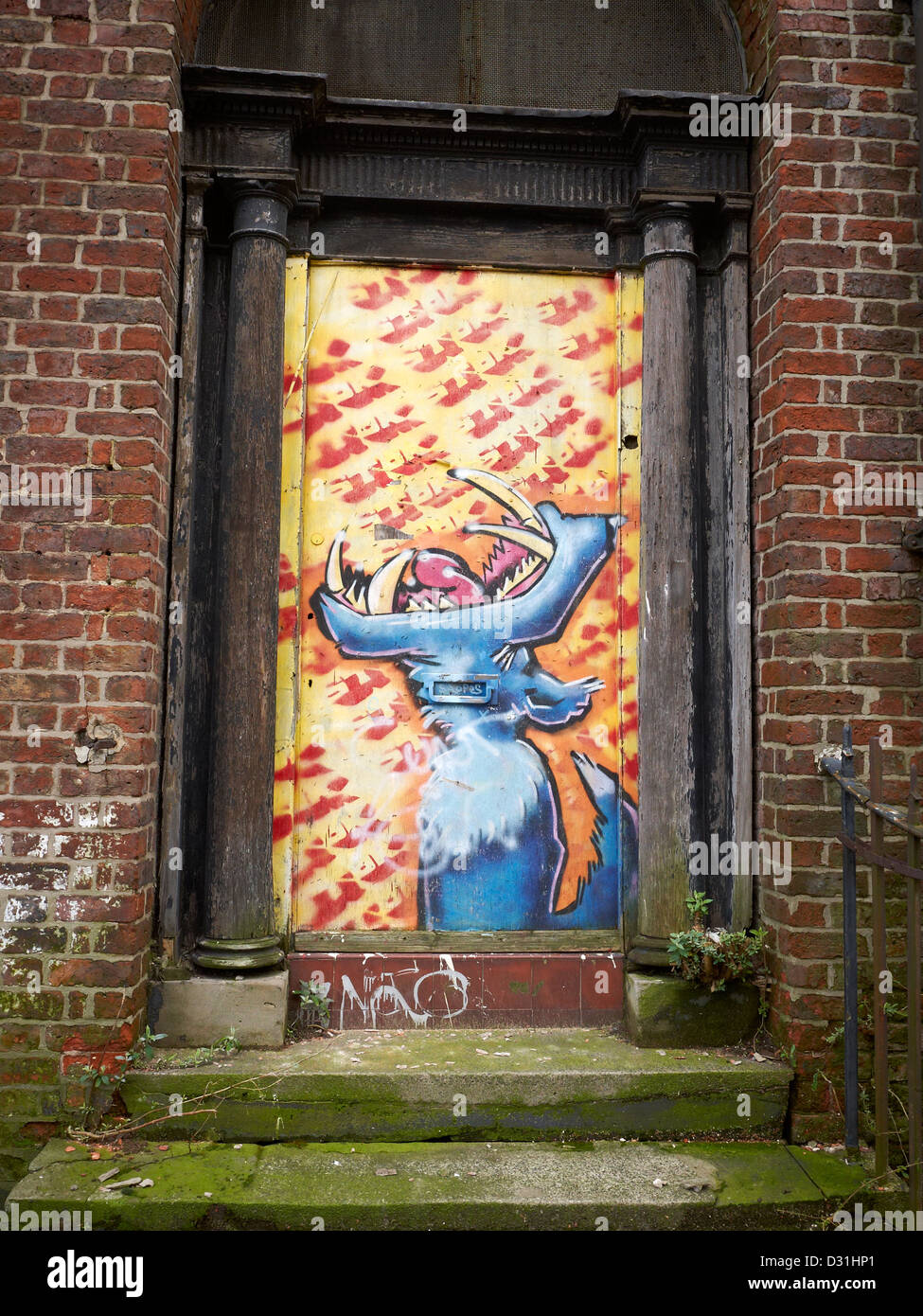Graffiti an Tür in Liverpool UK Stockfoto