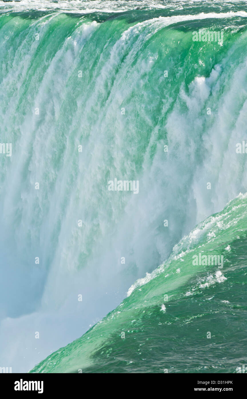 Nahaufnahme von der Gischt des Wasserfalls Horseshoe Falls in Niagara Falls Ontario Kanada Stockfoto