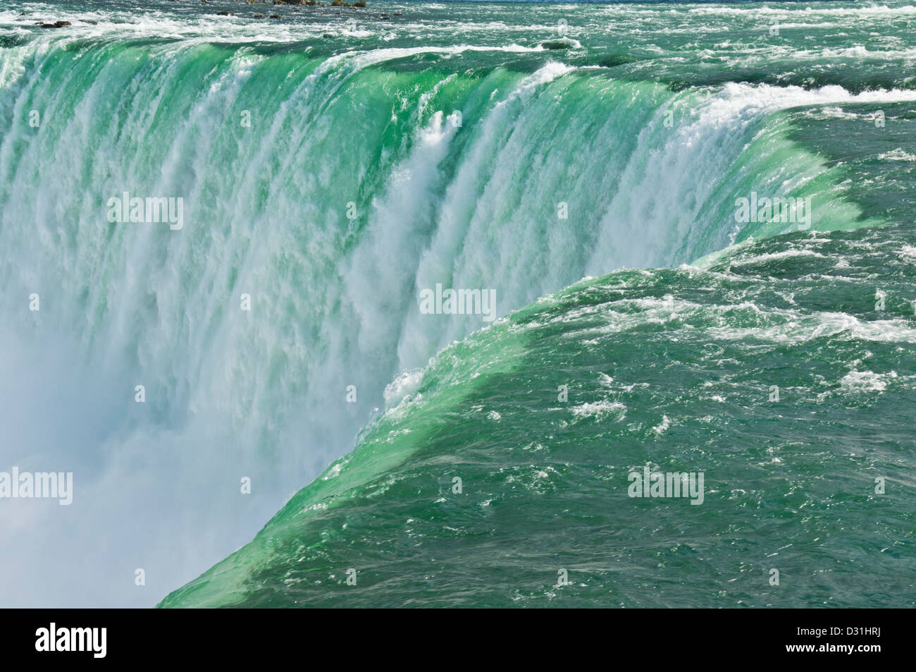 Nahaufnahme von der Gischt des Wasserfalls Horseshoe Falls in Niagara Falls Ontario Kanada Stockfoto