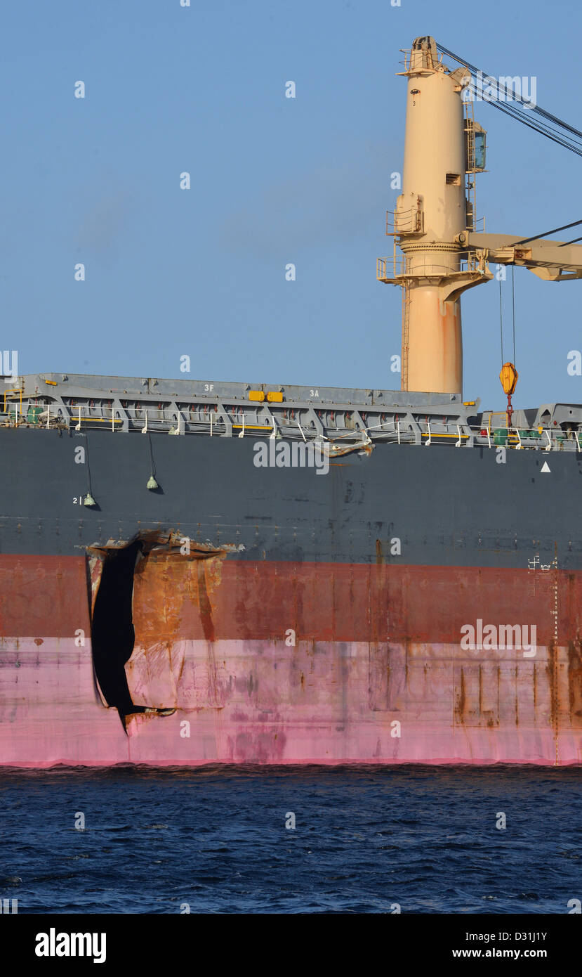 Das beschädigte Schiff dockt "Coral Ace" auf einem Pier in Wilhelmshaven, Deutschland, 4. Februar 2013. Der Frachter war mit einem Containeer-Schiff an der Außenweser Wasserstraße in der Nacht am 31. Januar 2013 kollidiert. Foto: Carmen Jaspersen Stockfoto