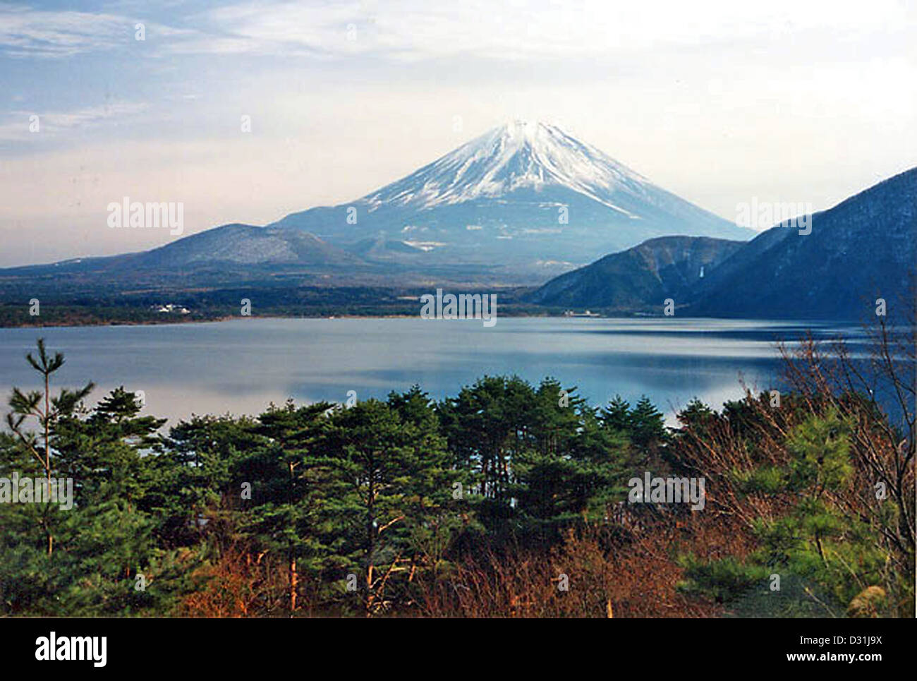 Mt. Fuji gesehen von der Fuji Five Lakes Region (Motosu-See) der Präfektur Yamanashi Stockfoto