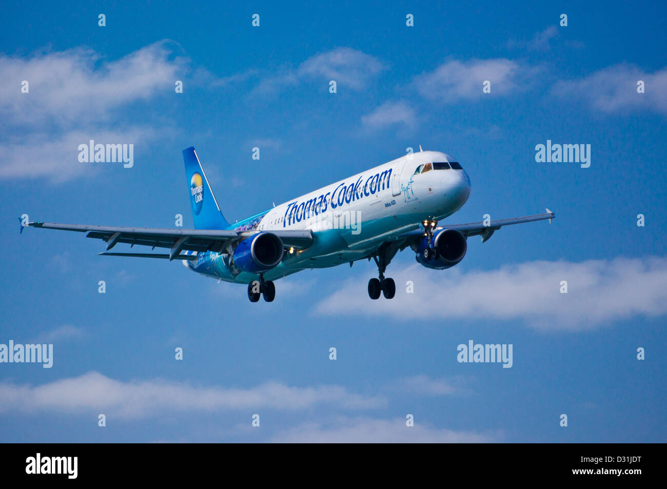 Thomas Cook Airbus A321 G - TDCA landet auf dem Arricife Flughafen Lanzarote. Stockfoto