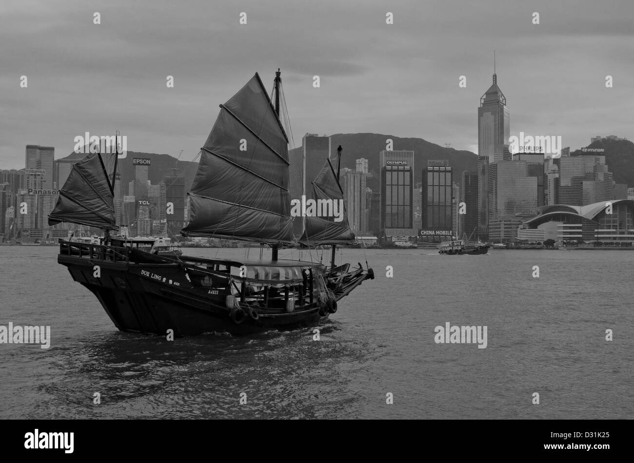 Hong Kong Skyline mit touristischen Junk-Duk Ling Stockfoto