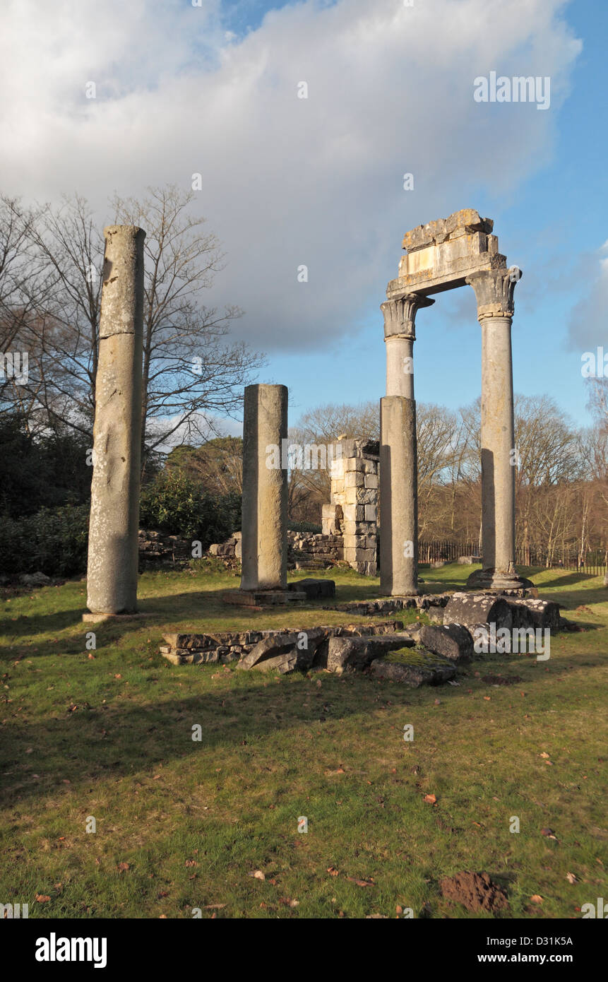 Bestandteil Wyatvilles Denkmal, einer zerstörten römischen Tempel in Virginia Water, Surrey, UK. Stockfoto