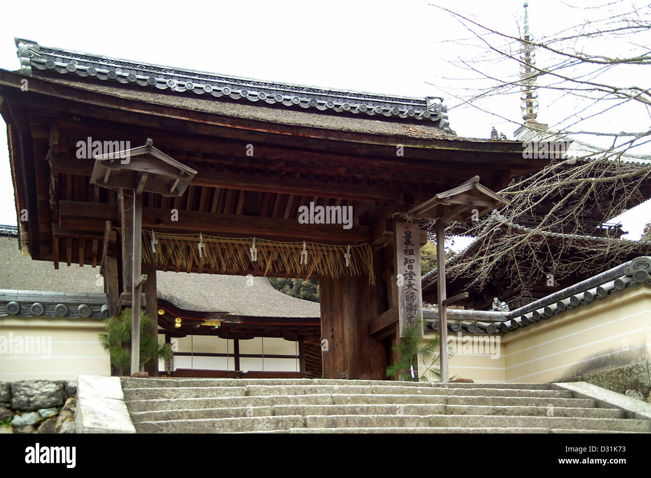 Dieses Tor ist die Shikyaku-Mon, dem vierbeinigen Tor mit Mii-Dera, ein buddhistischer Tempel in Otsu, Präfektur Shiga, Japan Stockfoto